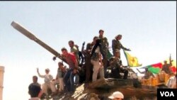 Kurdên Kobanê pîrozbahîya destxistina tankên el Nusra dikin