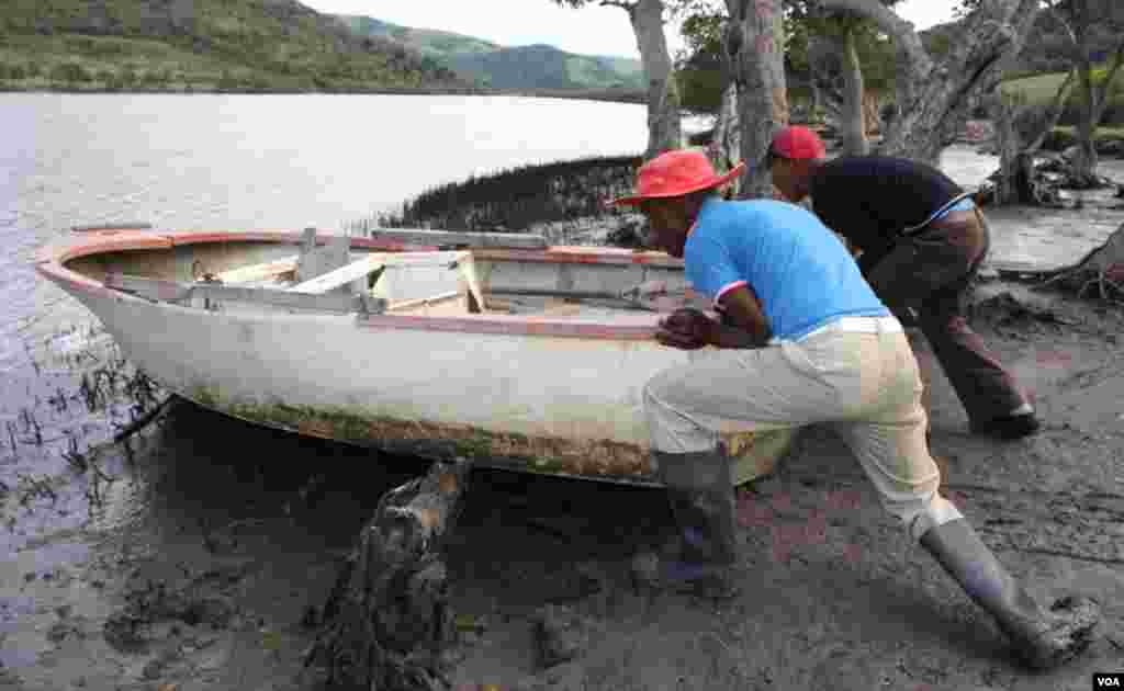 The boat is launched to cross the Xhora River in Bulungula, South Africa (VOA/D.Taylor)