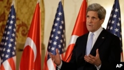 Menteri Luar Negeri AS John Kerry dalam jumpa pers dengan Menteri Luar Negeri Turki Ahmet Davutoglu di Ankara (1/3). (AP/Jacquelyn Martin)