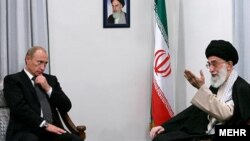 دیدار ولادیمیر پوتین رئیس جمهوری روسیه با آیت الله علی خامنه ای رهبر جمهوری اسلامی ایران در تهران - مهر ۱۳۸۶