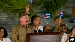 라울 카스트로 쿠바 국가경의회 의장이 3일, 산티아고 데 쿠바에서 연설하고 있다. 