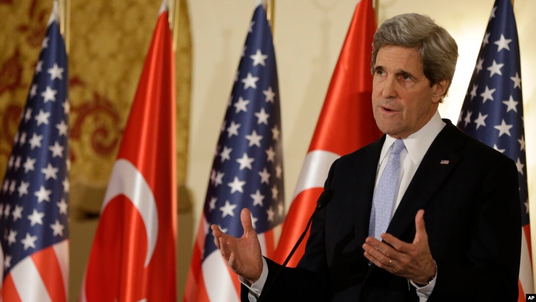Menteri Luar Negeri AS John Kerry dalam jumpa pers dengan Menteri Luar Negeri Turki Ahmet Davutoglu di Ankara (1/3). (AP/Jacquelyn Martin)