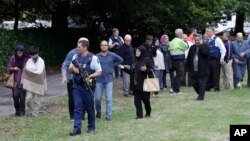 Para petugas kepolisian mengawal para saksi menjauhi sebuah masjid yang menjadi lokasi penyerangan di pusat Kota Christchurch, Selandia Baru, Jumat, 15 Maret 2019.