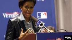 Premyè dam Lèzetazini an, Michelle Obama, anonse yon gwoup gwo konpayi amerikèn pran angajman pou yo anplwaye 25 mil veteran lagè ak madanm yo pandan 2 zan kap vini la yo