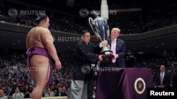 Дональд Трамп вручил «Кубок президента» победителю Токийского турнира по сумо, Япония, 26 мая