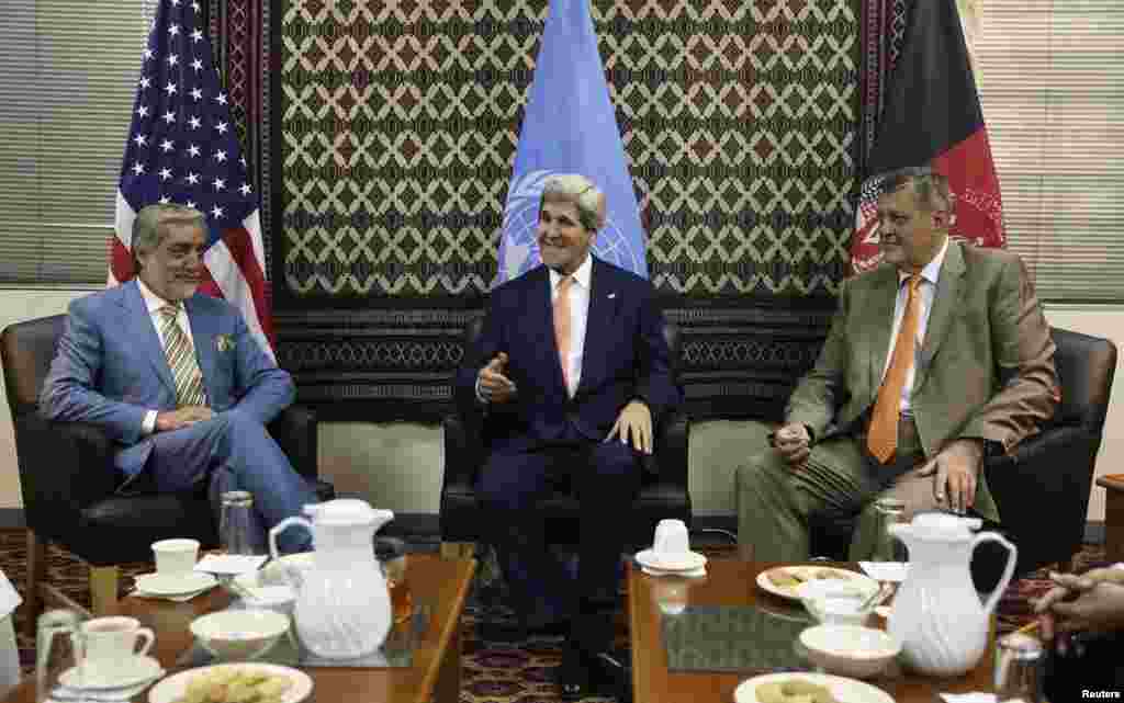 U.S. Secretary of State John Kerry (center) talks as Afghanistan&#39;s presidential candidate Abdullah Abdullah (left) and Jan Kubis, the U.N. Secretary-General&#39;s special representative, listen during a meeting at U.S. embassy, in Kabul, Aug. 8, 2014