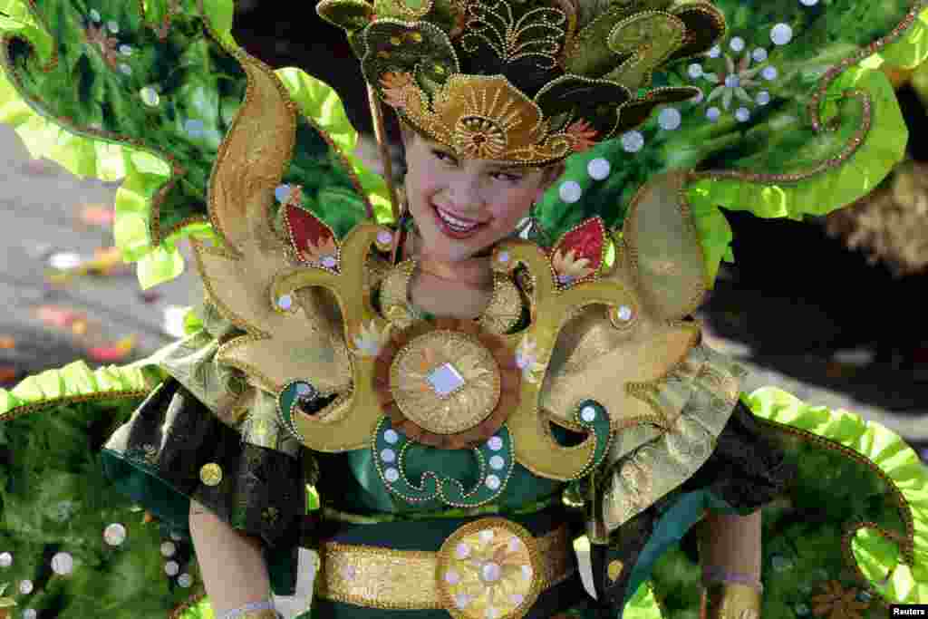 A colorful dancer in the "Wonderful Indonesia" entry performs in the125th Rose Parade in Pasadena, California, USA, Jan. 1, 2014. The 2014 Rose Parade, themed "Dreams Come True", features florally decorated floats, marching bands, and equestrian units on a five and a half mile parade route through Pasadena.