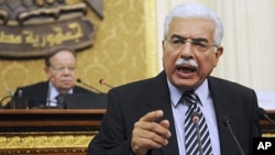 L'ancien Premier ministre egyptien Ahmed Nazif lors d'un discours au parlement, au Caire.