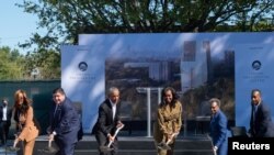Mantan Presiden AS Barak Obama dan Michelle Obama saat acara peletakan batu pertama pembangunan Pusat Kepresidenan Obama di Jackson Park, Chicago, Illinois, AS, 28 September 2021 lalu (foto: dok).