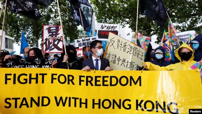 在中国外长王毅访问德国之际,香港民主派人士罗冠聪和其他活动人士在柏林抗议集会。(2020年9月1日)