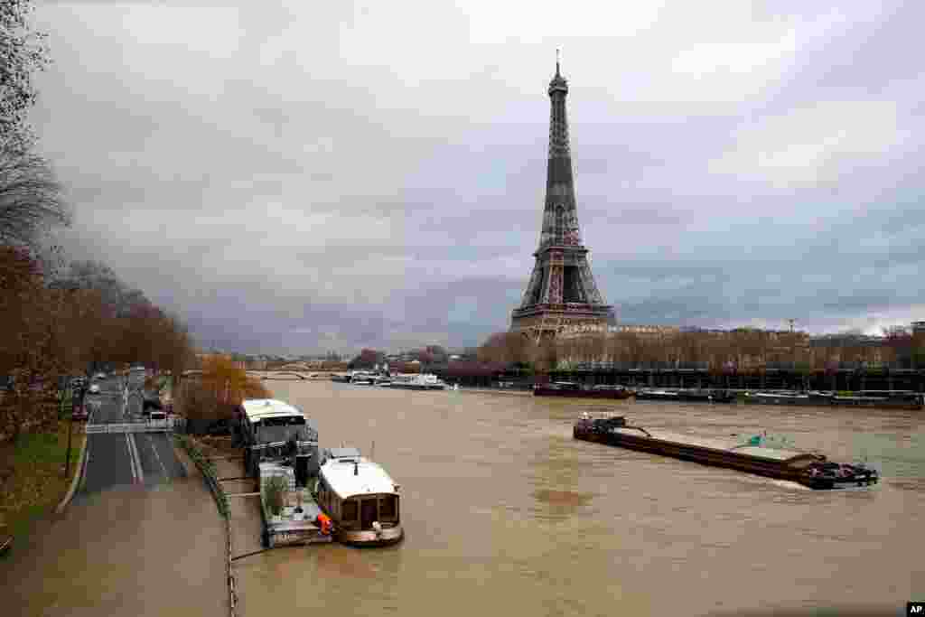 بارندگی شدید موجب بالا آمدن رودخانه مرکز شهر پاریس شده است. 