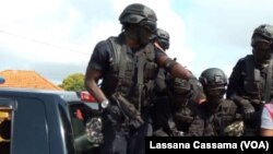 Des agents de police lors d'une manifestation à Bissau. (Photo Lassana Cassama / VOA)