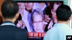 The image of Yoo Byung-eun, owner of the sunken ferry, on a television at the Seoul Railway Station in South Korea, July 22, 2014. Police say a badly decomposed body found in a field last month was that of the fugitive billionaire blamed for April's ferry