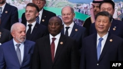 Le président sud-africain Cyril Ramaphosa est entouré de ses homologues brésilien Luiz Inácio Lula da Silva (g), chinois Xi Jinping (d) lors du deuxième jour du sommet du G20 à Rio de Janeiro, au Brésil, le 19 novembre 2024. 