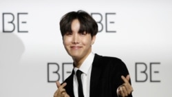 FILE - J-Hope, anggota grup K-pop Korea Selatan BTS saat konferensi pers untuk memperkenalkan album baru mereka "BE" di Seoul, Korea Selatan, 20 November 2020. (Lee ​​Jin-man/AP)