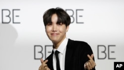 FILE - J-Hope, anggota grup K-pop Korea Selatan BTS saat konferensi pers untuk memperkenalkan album baru mereka "BE" di Seoul, Korea Selatan, 20 November 2020. (Lee ​​Jin-man/AP)