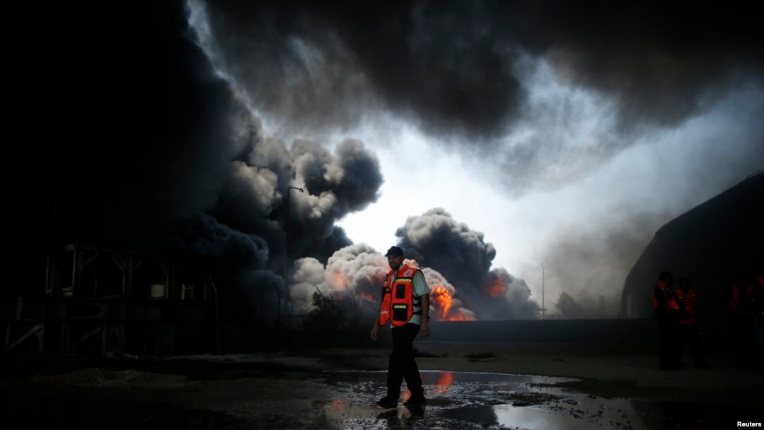 Un bombero participa en los intentos por apagar un incendio en la planta de electricidad de Gaza, alcanzada por los bombardeos irsraelíes de este martes.