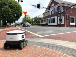 Robot pengiriman Starship menunggu untuk menyeberangi persimpangan di Fairfax, Virginia, AS, 15 Mei 2020. (Foto: REUTERS/Julio-Cesar Chavez)