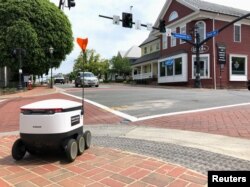 Robot pengiriman Starship menunggu untuk menyeberangi persimpangan di Fairfax, Virginia, AS, 15 Mei 2020. (Foto: REUTERS/Julio-Cesar Chavez)