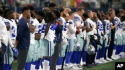 Los Cowboys de Dallas escuchan el himno nacional antes de su partido del domingo 8 de octubre de 2017, ante los Packers de Green Bay (AP Foto/Ron Jenkins)