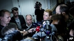 Menteri Integrasi Inger Stoejberg (tengah kanan) didampingi Menteri Kehakiman dan Migrasi Swedia Morgan Johansson (tengah kiri) berbicara kepada media di Kopenhagen, 2 Februari 2016.