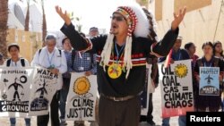 Des représentants de différents groupes autochtones ont manifesté lors de la Conférence des Nations Unies sur les changements climatiques 2016 (COP22) à Marrakech, au Maroc, le 17 novembre 2016. 