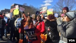 Trabajadores y contratistas federales, líderes sindicalistas y legisladores protestaron contra el cierre de gobierno el jueves 10 de enero en frente de la Casa Blanca en Washington D.C. [Foto: Alejandra Arredondo, VOA]