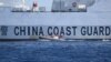 Sebuah perahu karet meninggalkan kapal penjaga pantai China di dekat Scarborough Shoal yang dikuasai China di Laut China Selatan. (Foto: AFP)