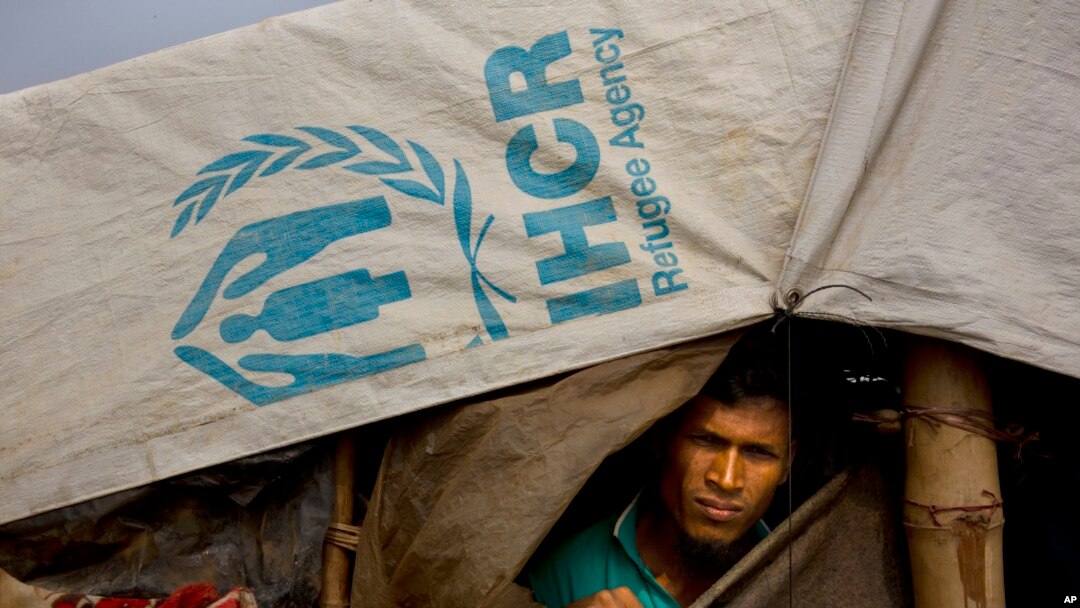 Soerang pria Muslim Rohingya melihat keluar dari tendanya di kamp pengungsi Balukhali, sekitar 50 km dari Cox's Bazar, Bangladesh, 14 Januari 2018.