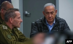 Perdana Menteri Benjamin Netanyahu menghadiri pertemuan di pusat komando Kementerian Pertahanan di Tel Aviv pada 26 Oktober 2024. (Foto: GPO/AFP)