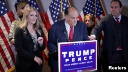 Tim hukum Trump yang dipimpin pengacara Rudy Giuliani (tengah) (foto: dok). 