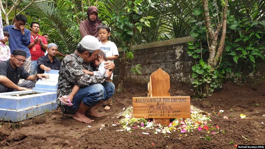 Dedy Sukma, ayah salah satu korban susur sungai di Sleman, Khoirunnisa Nur Cahyani, berdoa seusai prosesi pemakaman anaknya. (Foto: VOA/Nurhadi Sucahyo)