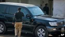 پشاور میں امریکی شہریوں کی گاڑی کو پولیس نے روک رکھا ہے۔