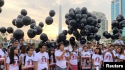 Para aktivis menggelar aksi demo di Yangon, Myanmar, memperingati penangkapan dua jurnalis Reuters, Wa Lone dan Kyaw Soe Oo, 12 December 2018. 