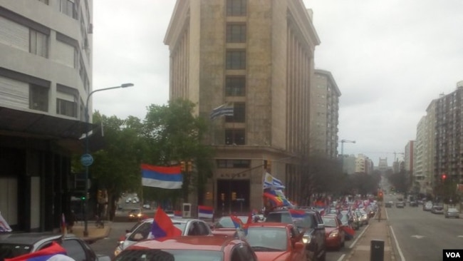 Una caravana dell gobernante Frente Amplio en Uruguay