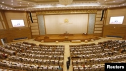 Jurubicara Parlemen Burma, Khin Aung Myint memberikan sambutan dalam rapat anggota di Naypyitaw (24/4). Organisasi HAM mengganggap AS terlalu cepat mencabut sanksi untuk Burma.