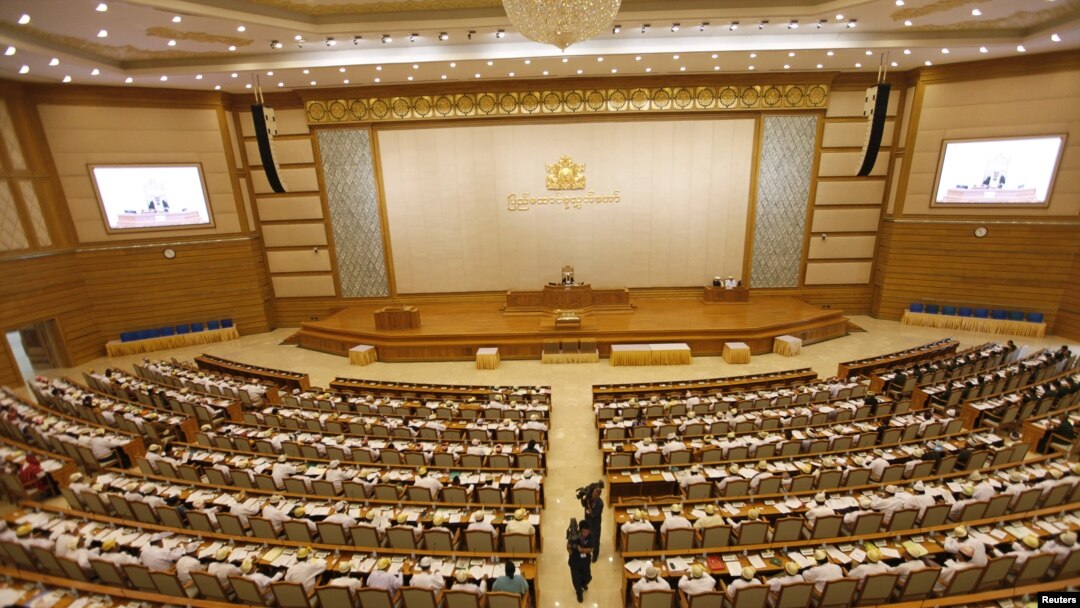 Jurubicara Parlemen Burma, Khin Aung Myint memberikan sambutan dalam rapat anggota di Naypyitaw (24/4). Organisasi HAM mengganggap AS terlalu cepat mencabut sanksi untuk Burma.