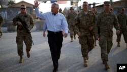 Menteri Pertahanan Amerika Chuck Hagel yang sedang berkunjung ke Afghanistan tidak berada di dalam gedung Kementrian Pertahanan Afghanistan ketika ledakan terjadi di dekat gedung itu (foto, 9/3/2013). 