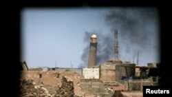 Menara Al-Hadba di Masjid Raya tampak melalui jendela sebuah gedung di kota tua Mosul, Iraq, 1 Juni 2017 (foto: REUTERS/Alaa Al-Marjani)