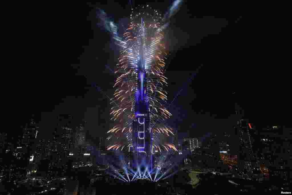 Kembang api meledak di atas Burj Khalifa, gedung tertinggi di dunia, selama perayaan Tahun Baru di Dubai, Uni Emirat Arab, 1 Januari 2025. (Reuters)&nbsp;