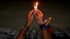 Una mujer sostiene una vela durante una vigilia en honor a los venezolanos detenidos durante las protestas contra los resultados de las elecciones presidenciales, en la Universidad Central de Venezuela en Caracas, Venezuela, el 17 de diciembre de 2024. REUTERS/Gaby Oraa