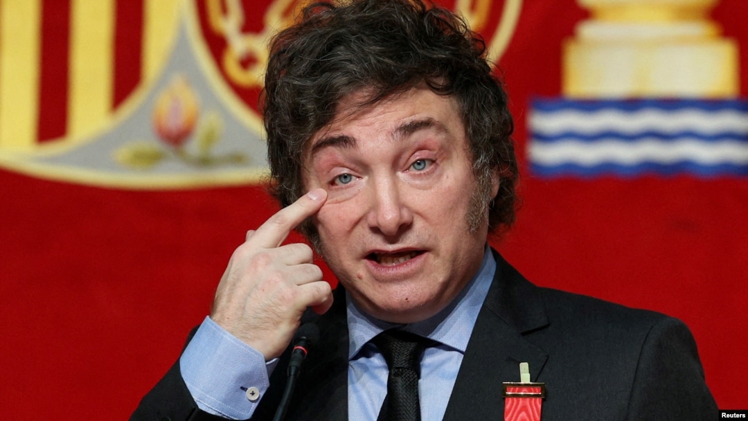 El Presidente de Argentina, Javier Milei, habla después de recibir el premio del Instituto Juan de Mariana por "una defensa ejemplar de las ideas de libertad" de manos de la Presidenta de la Comunidad de Madrid, Isabel Díaz Ayuso, en Madrid, España, el 21 de junio de 2024.