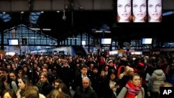 Suasana di stasiun Gare Saint Lazare, Paris, Perancis, Senin, 16 Desember 2019.