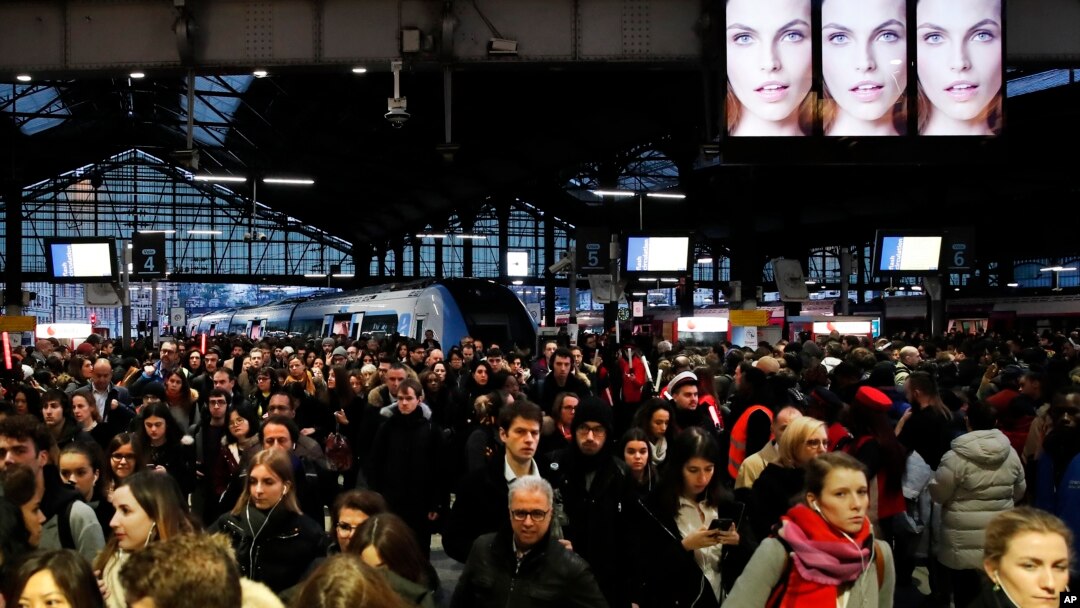 Suasana di stasiun Gare Saint Lazare, Paris, Perancis, Senin, 16 Desember 2019.
