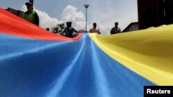 Los colombianos llegan a EE.UU. con mayor educación que el resto de culturas, lo que sería una ventaja a la hora de encontrar un trabajo bien remunerado.