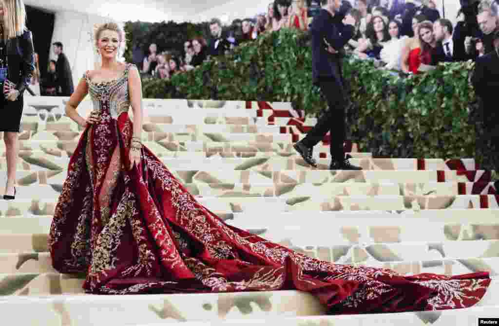 តារា​សម្តែង​ Blake Lively មកដល់​សារមន្ទីរ​ សំលៀកបំពាក់​សិល្បៈ(Met Gala) ដើម្បី​អបអរ​ការ​បើក​សម្ភោធ​ &laquo;សាកសពរបស់ព្រះវរបិតា: ម៉ូតនិងការស្រមើលស្រមៃកាតូលិក&rdquo; ក្នុង​ទីក្រុង​ Manhattan នៃ​បុរី​ញូវយ៉ក​កាលពីថ្ងៃទី​០៧ ឧសភា ឆ្នាំ ២០១៨។