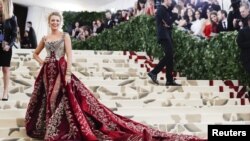 La actriz Blake Lively a su llegada a la Gala del Met (Metropolitan Museum of Art Costume Institute Gala) para celebrar la apertura de “Heavenly Bodies: Fashion and the Catholic Imagination” en Nueva York, Nueva York, el pasado 7 de mayo. 