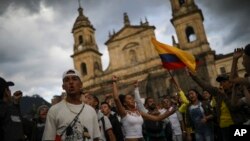 Manifestantes anti gubernamentales en la Plaza Bolívar en Bogotá, Colombia, el domingo, 24 de noviembre de 2019.