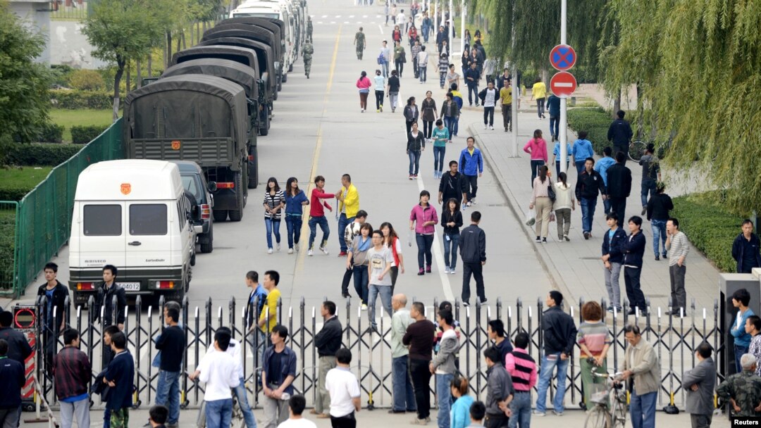 Para pekerja keluar dari perusahaan Foxconn Technology di Taiyuan, provinsi Shanxi, Tiongkok utara (foto: dok). Foxconn mengakui merekrut pekerja di bawah umur. 