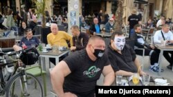 Posetioci beogradskih kafića selektivno nose zaštitne maske